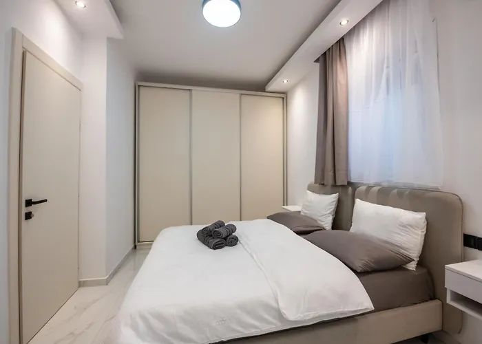 Апартаменты Navarino Lux *